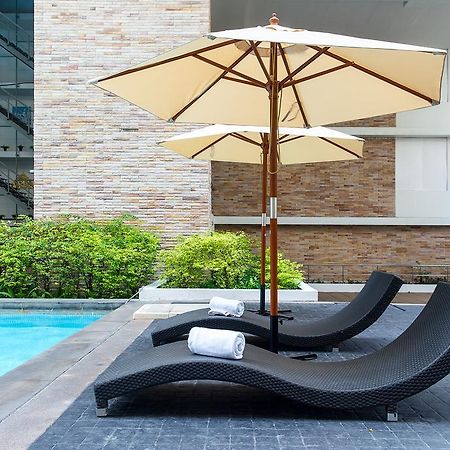 The Capital Resort @ Sukhumvit 50 Bangkok Exteriör bild Sunloungers by a pool