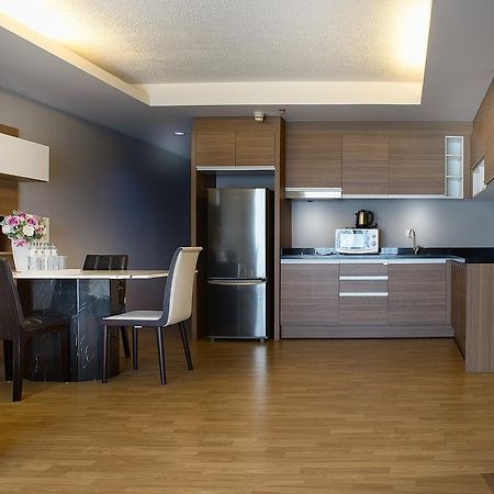 The Capital Resort @ Sukhumvit 50 Bangkok Exteriör bild A modern kitchen