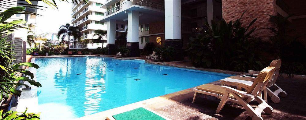 The Capital Resort @ Sukhumvit 50 Bangkok Exteriör bild Swimming pool