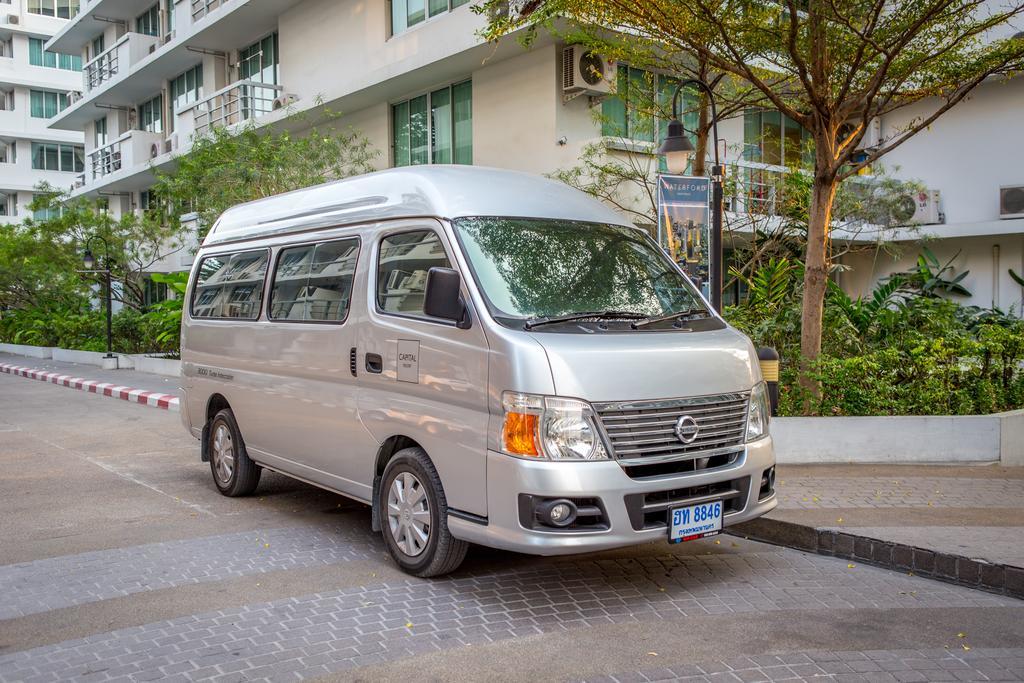 The Capital Resort @ Sukhumvit 50 Bangkok Exteriör bild 2015 Nissan Urvan