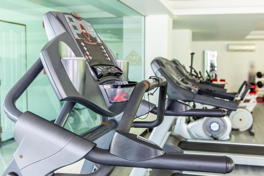 The Capital Resort @ Sukhumvit 50 Bangkok Exteriör bild Treadmills in a gym