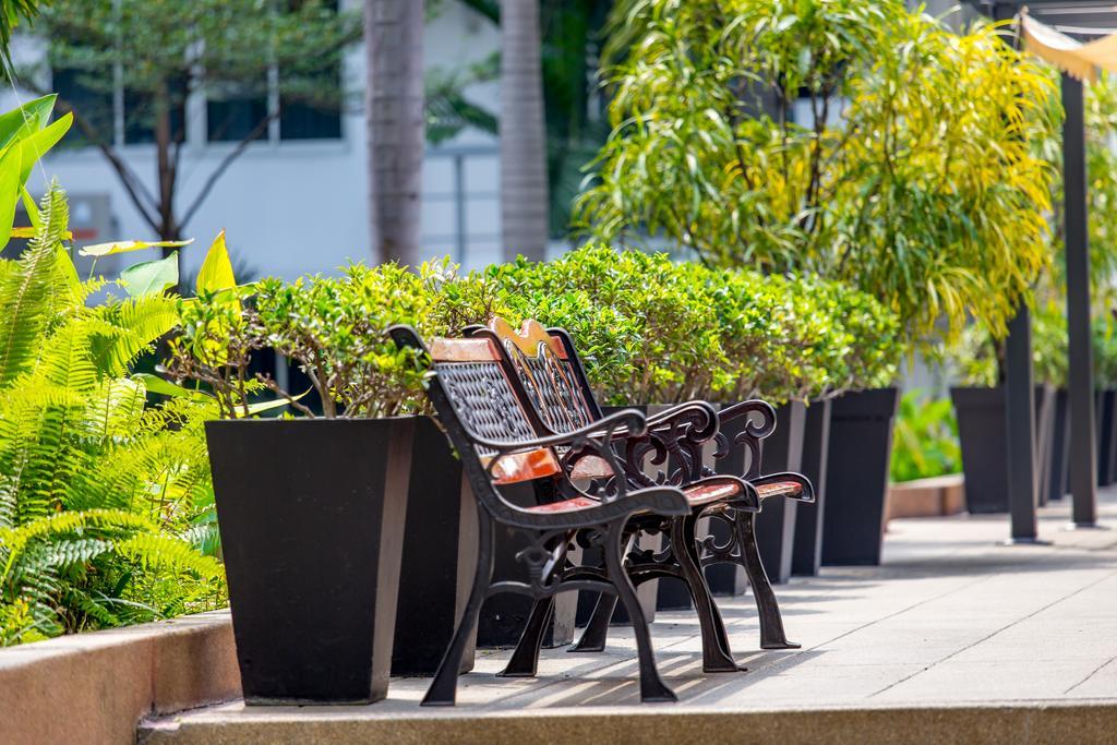 The Capital Resort @ Sukhumvit 50 Bangkok Exteriör bild Seating at the park