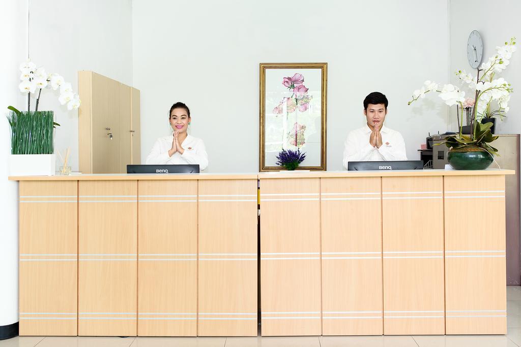 The Capital Resort @ Sukhumvit 50 Bangkok Exteriör bild Reception desk