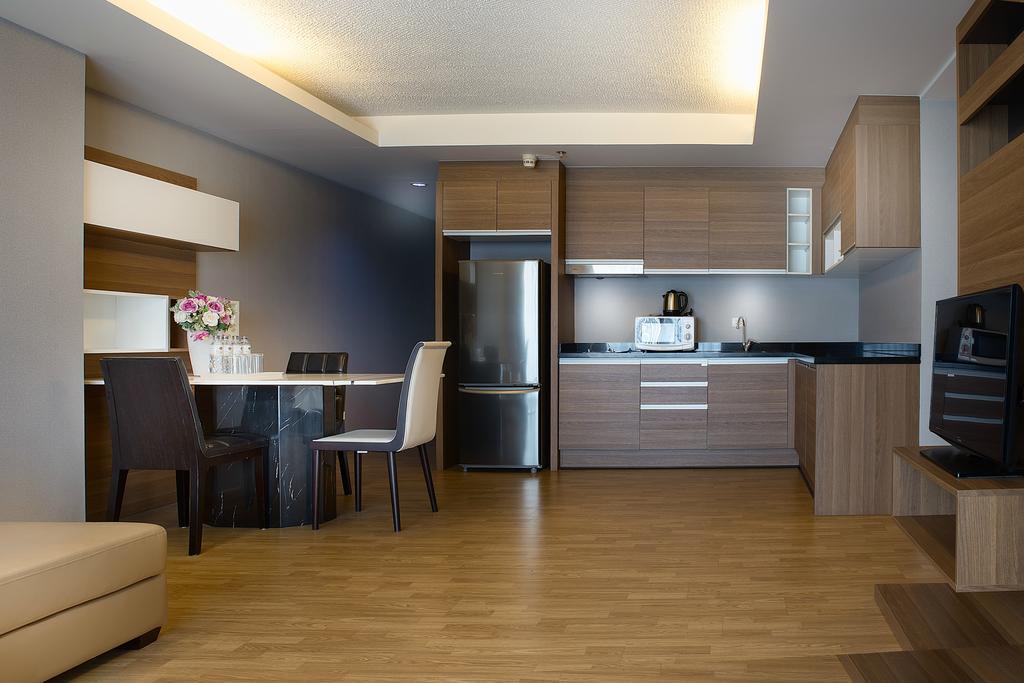 The Capital Resort @ Sukhumvit 50 Bangkok Exteriör bild A modern kitchen