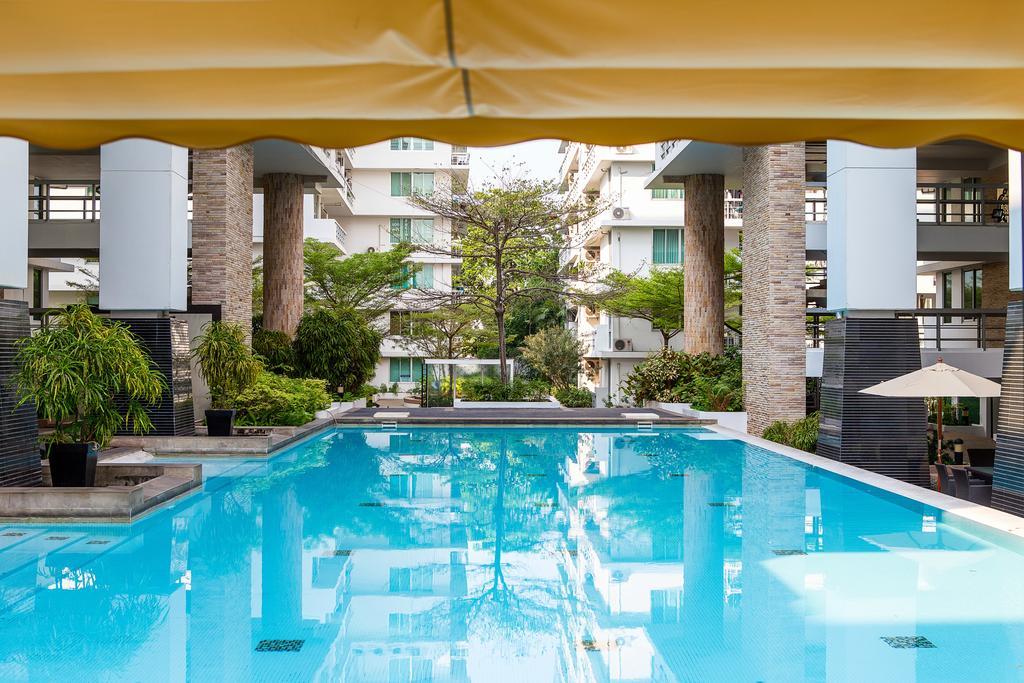 The Capital Resort @ Sukhumvit 50 Bangkok Exteriör bild The swimming pool at the hotel