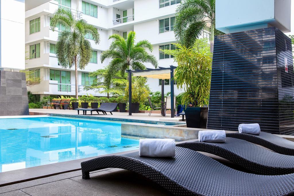 The Capital Resort @ Sukhumvit 50 Bangkok Exteriör bild The swimming pool at the hotel