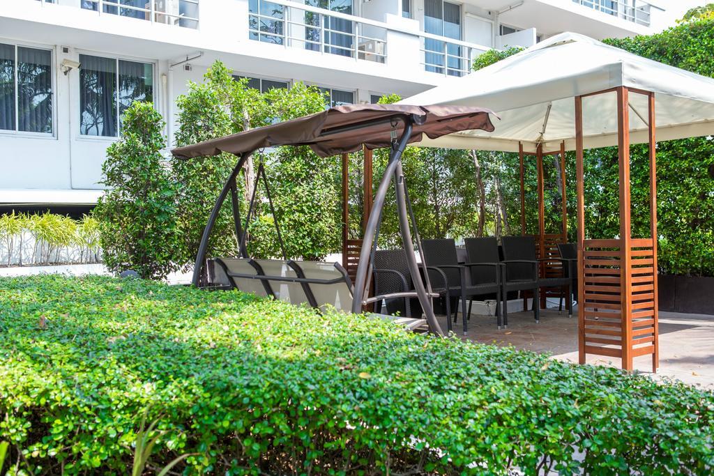 The Capital Resort @ Sukhumvit 50 Bangkok Exteriör bild A pergola with a swing