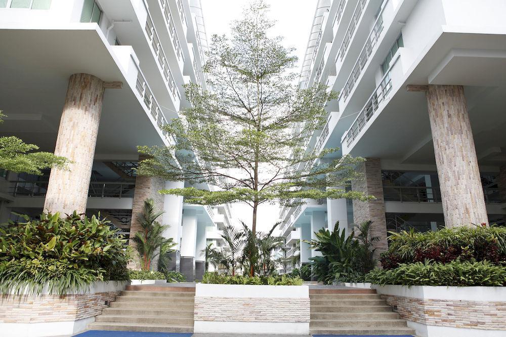 The Capital Resort @ Sukhumvit 50 Bangkok Exteriör bild The courtyard of the school
