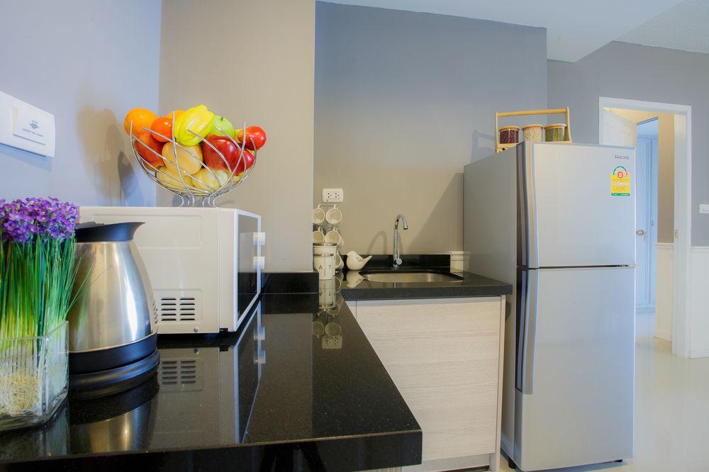The Capital Resort @ Sukhumvit 50 Bangkok Exteriör bild A modern kitchen