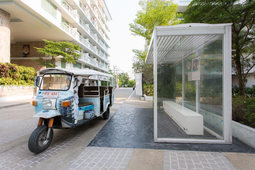 The Capital Resort @ Sukhumvit 50 Bangkok Exteriör bild Tuk-tuk at the bus stop