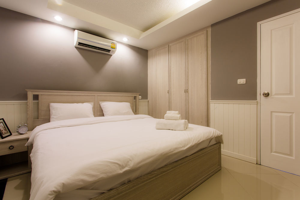 The Capital Resort @ Sukhumvit 50 Bangkok Exteriör bild A bedroom with a split-type air conditioner