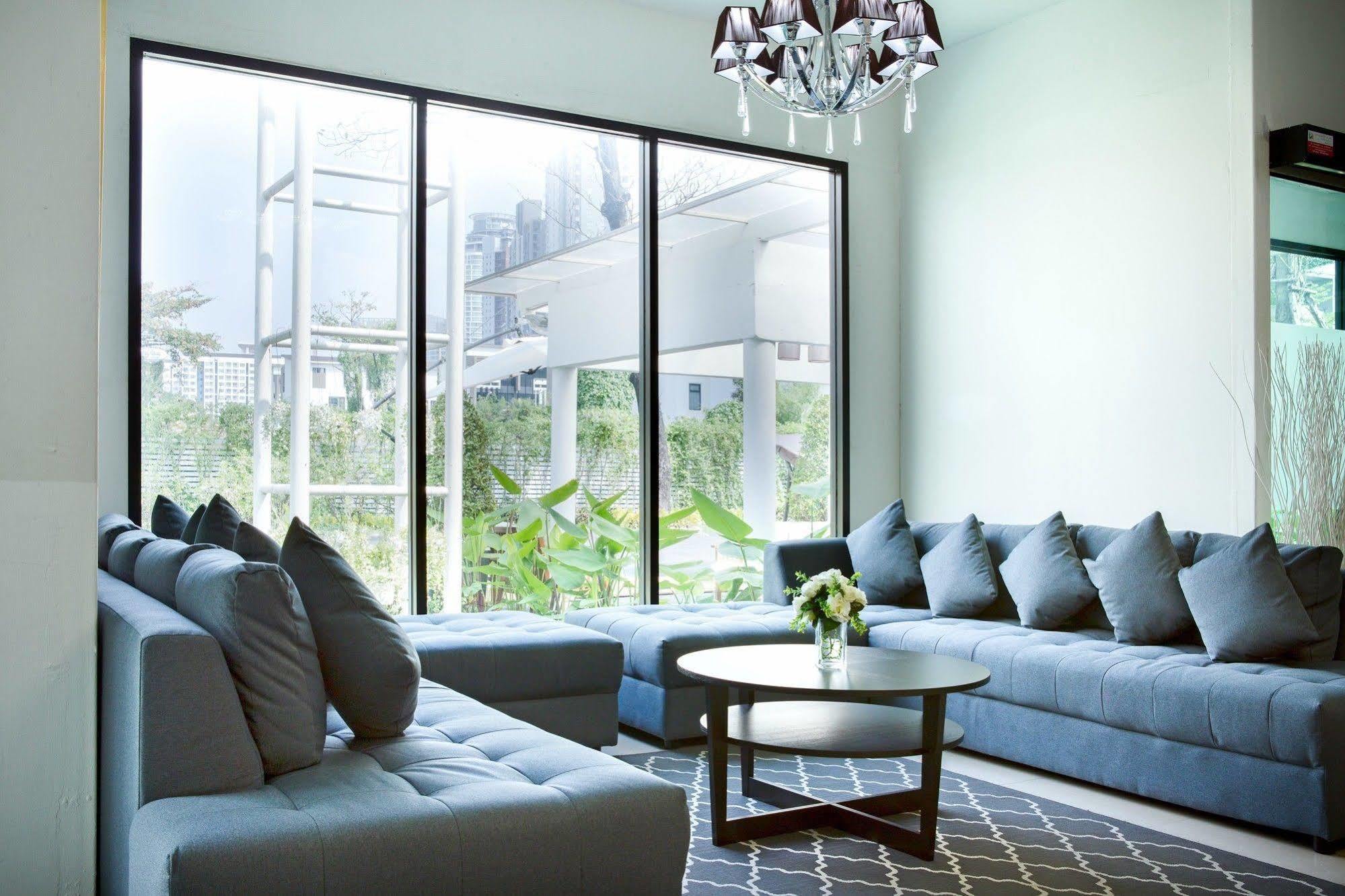 The Capital Resort @ Sukhumvit 50 Bangkok Exteriör bild A living room