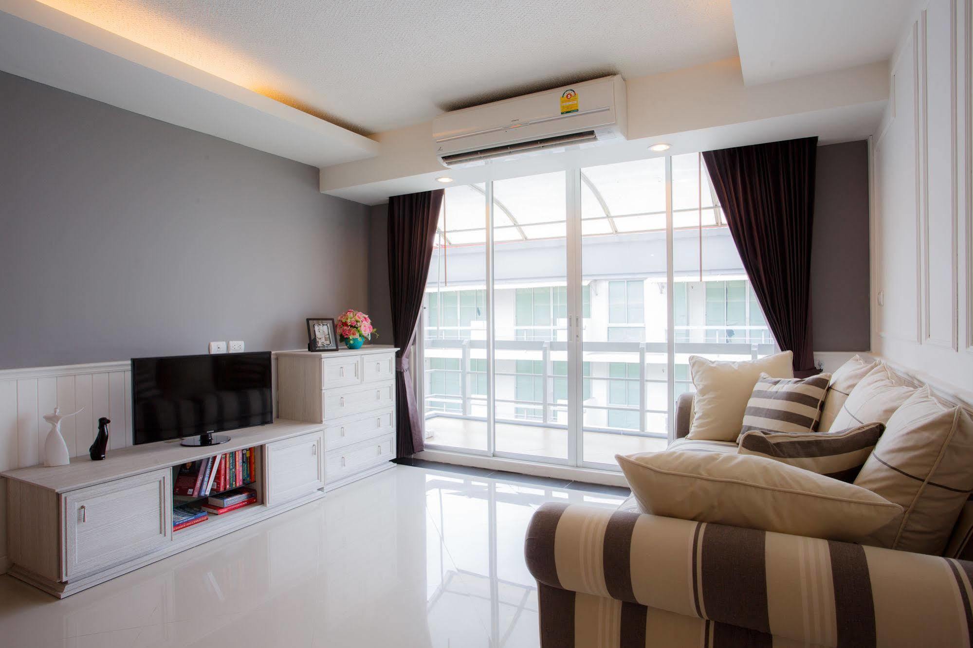 The Capital Resort @ Sukhumvit 50 Bangkok Exteriör bild A living room in a condominium