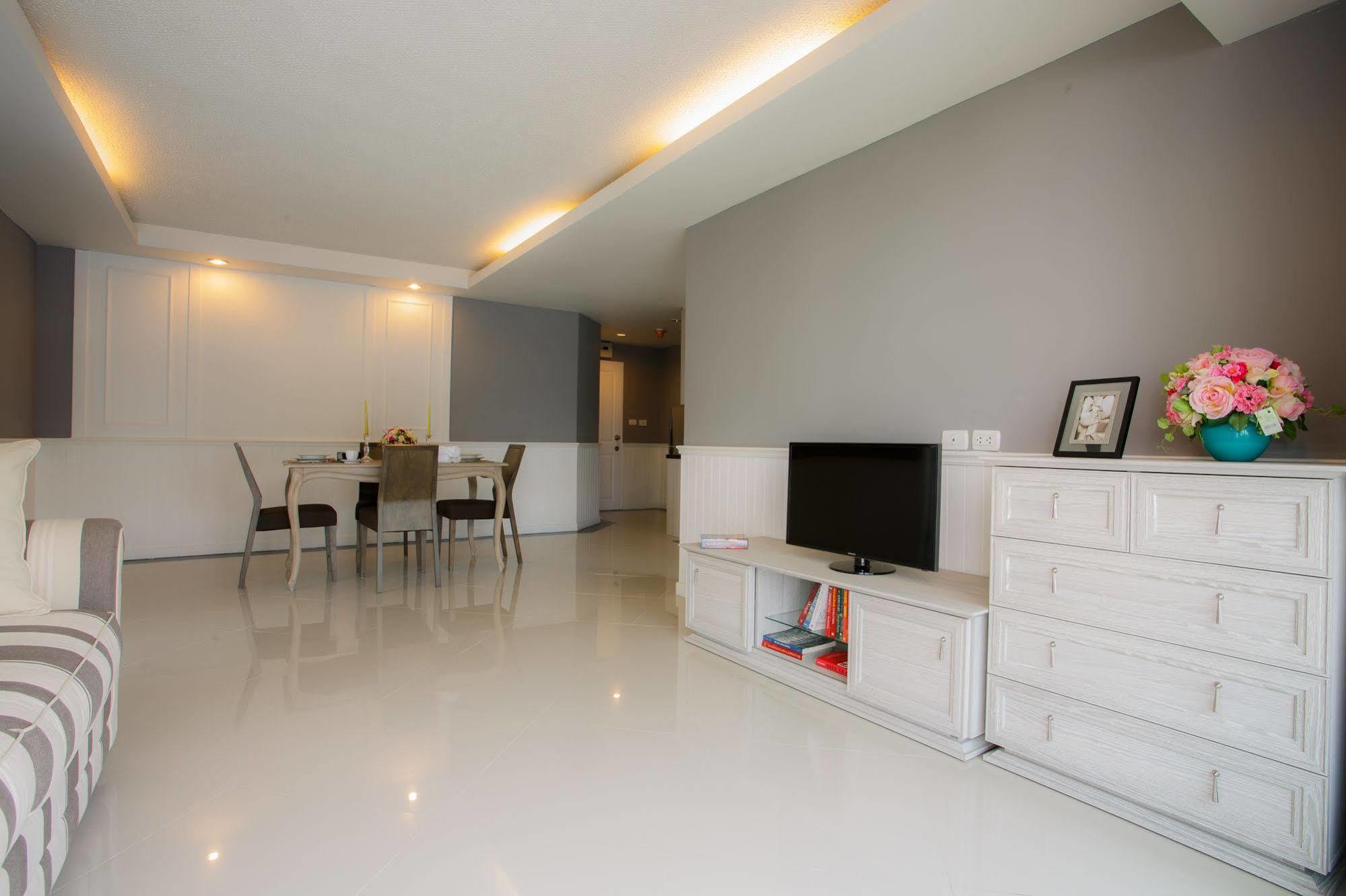 The Capital Resort @ Sukhumvit 50 Bangkok Exteriör bild A living room in a landed property in Singapore