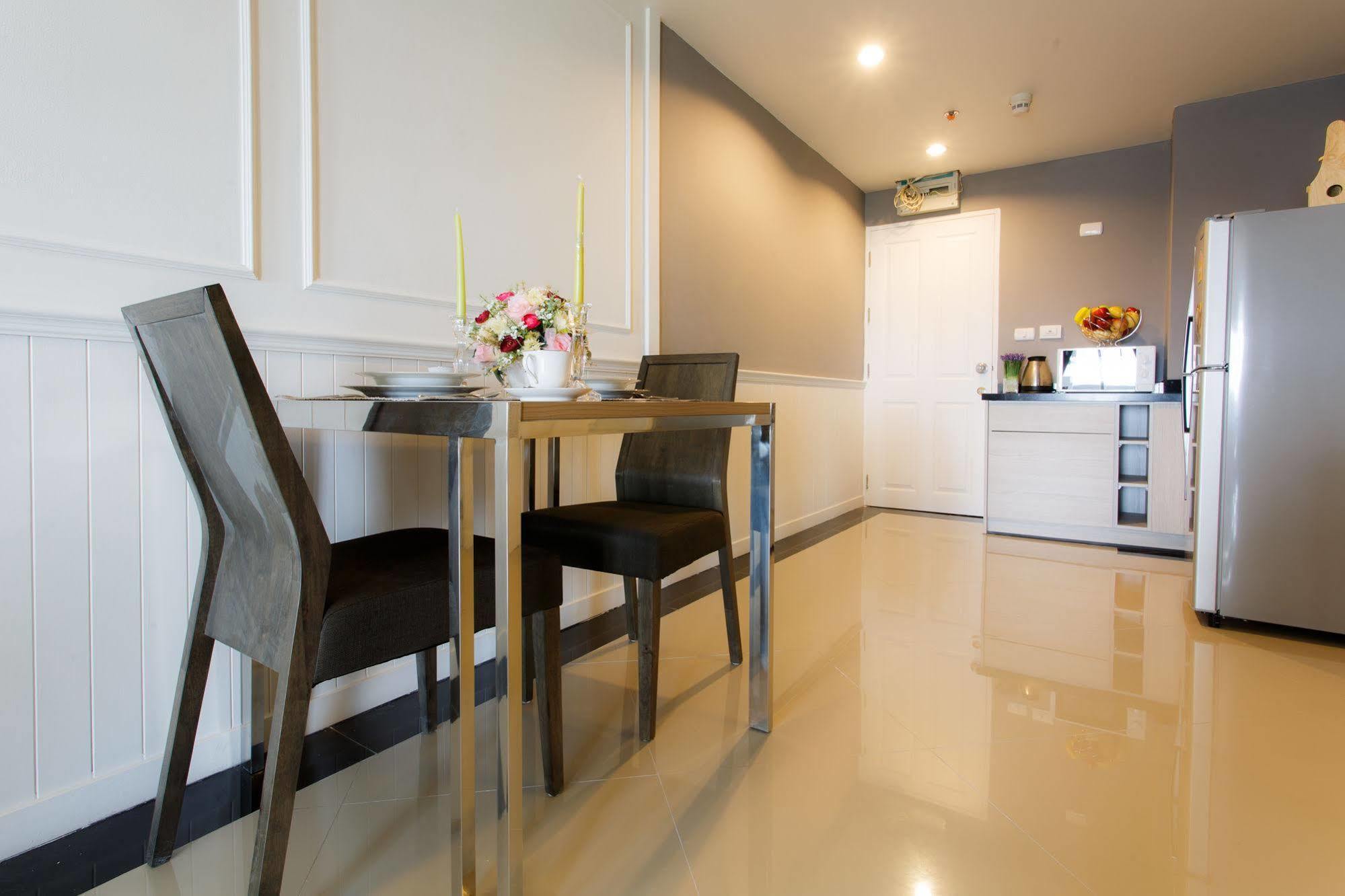 The Capital Resort @ Sukhumvit 50 Bangkok Exteriör bild A modern kitchen