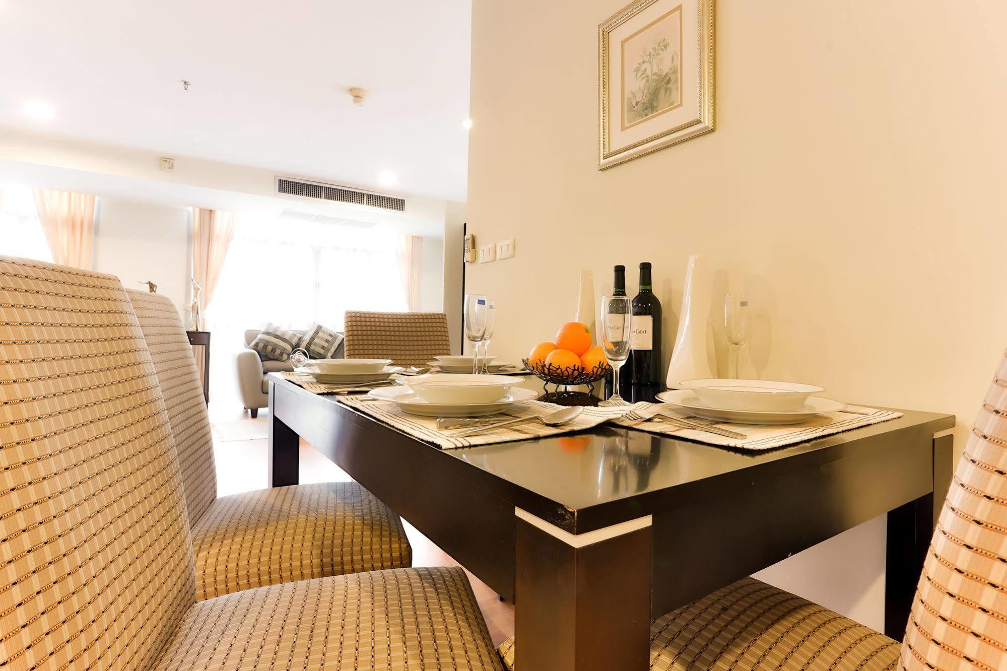 The Capital Resort @ Sukhumvit 50 Bangkok Exteriör bild A dining room