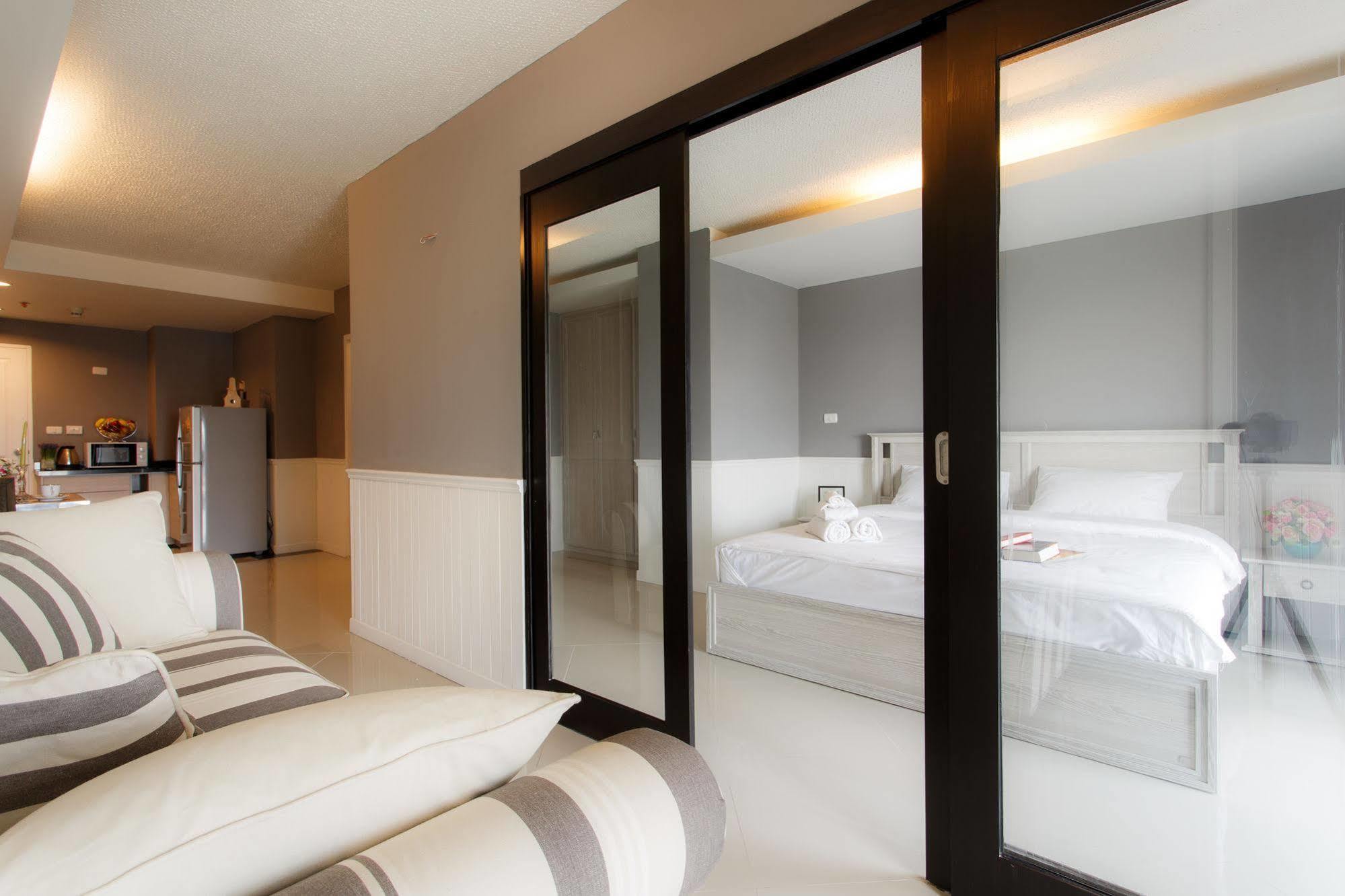 The Capital Resort @ Sukhumvit 50 Bangkok Exteriör bild Sliding doors