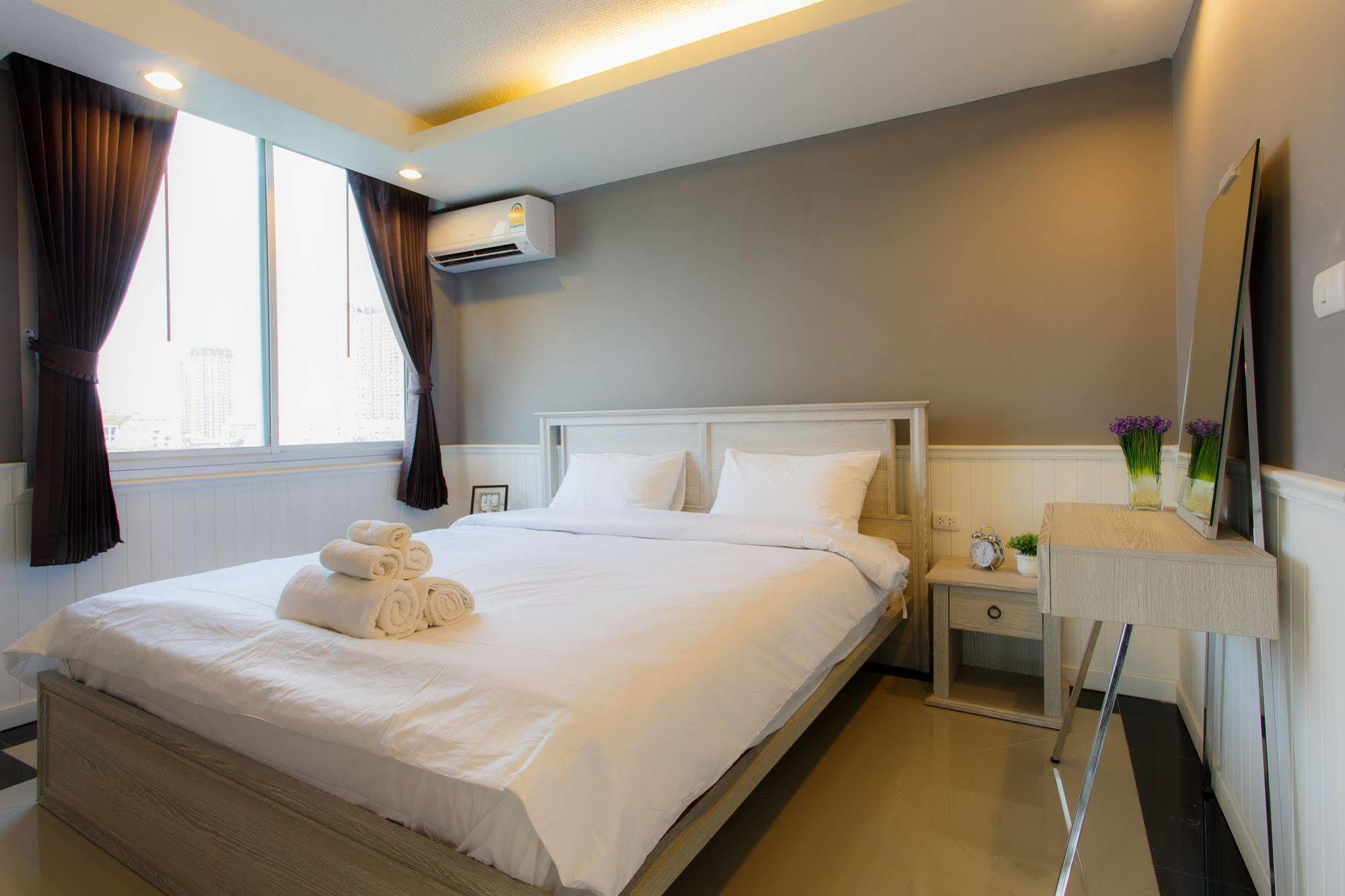 The Capital Resort @ Sukhumvit 50 Bangkok Exteriör bild A bedroom in a hotel