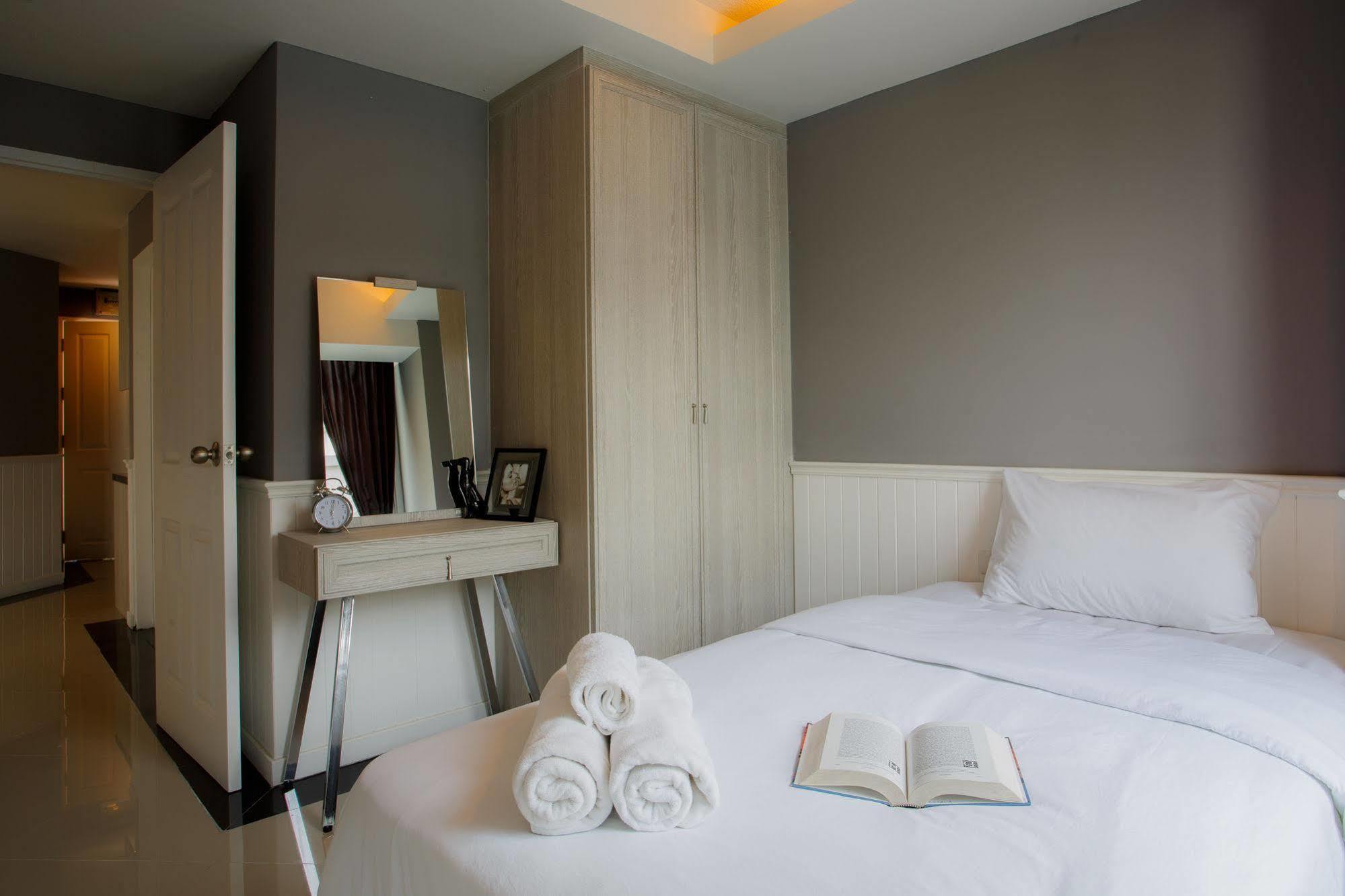 The Capital Resort @ Sukhumvit 50 Bangkok Exteriör bild A bedroom in a serviced apartment in Bangkok, Thailand