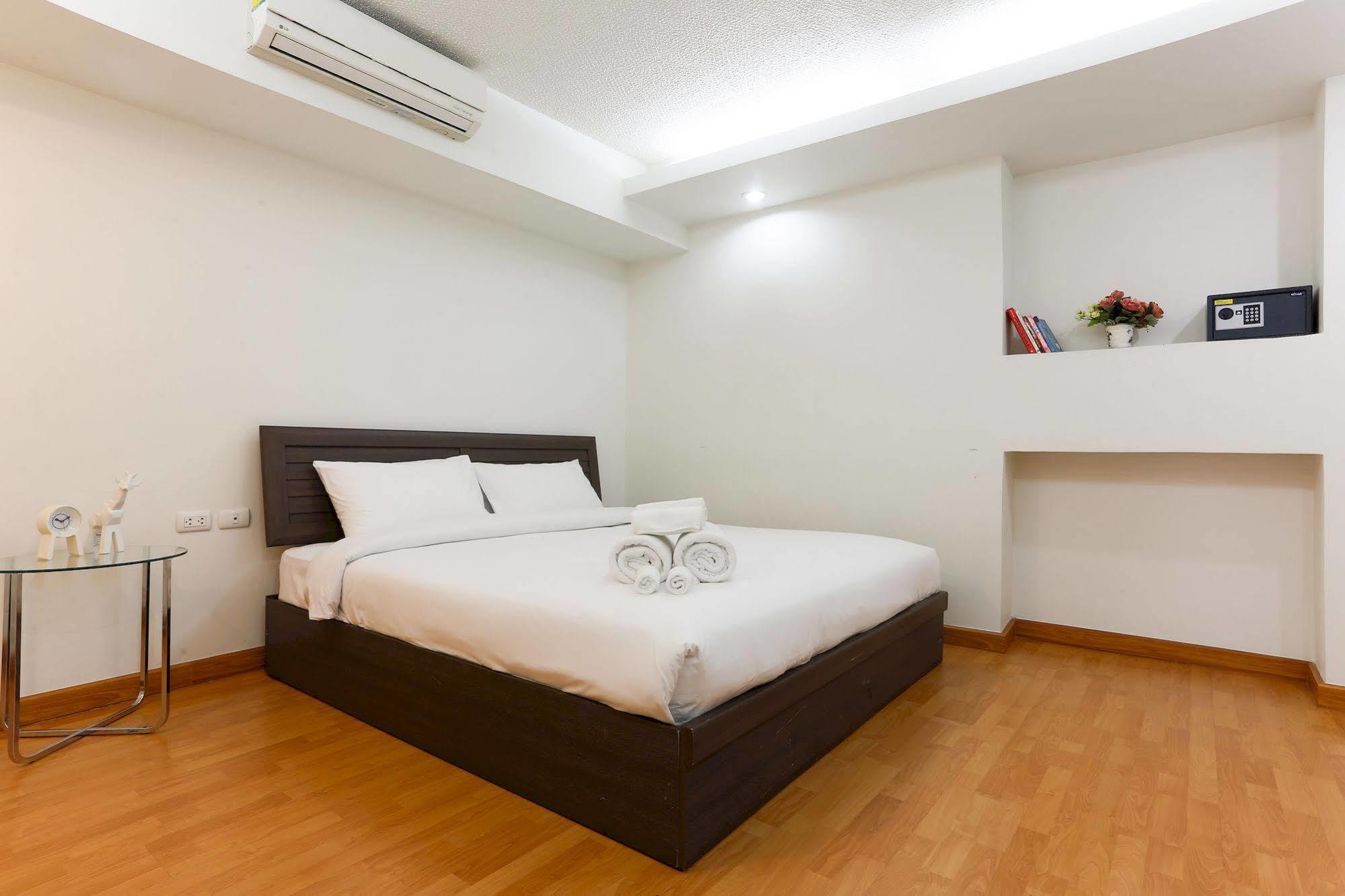 The Capital Resort @ Sukhumvit 50 Bangkok Exteriör bild A bedroom at the hotel