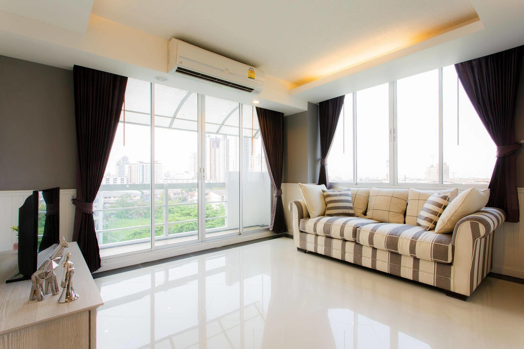 The Capital Resort @ Sukhumvit 50 Bangkok Exteriör bild A living room with a sofa