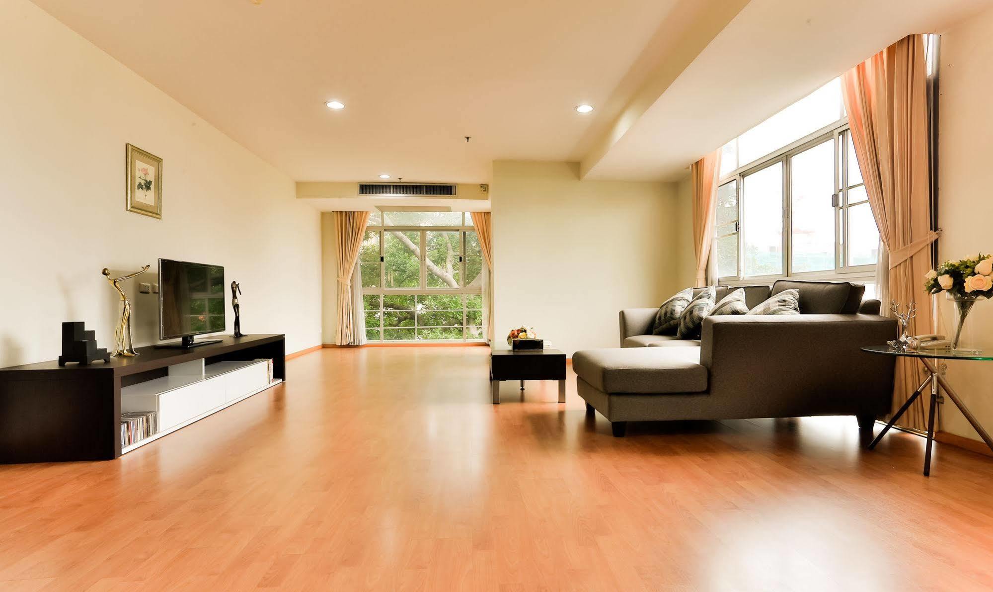 The Capital Resort @ Sukhumvit 50 Bangkok Exteriör bild A living room with a laminate wood floor