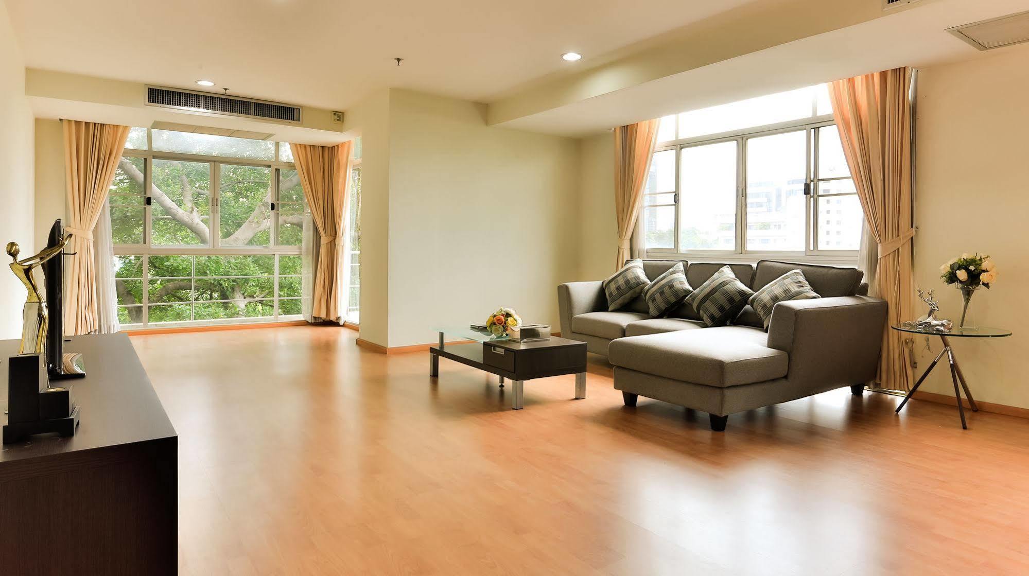 The Capital Resort @ Sukhumvit 50 Bangkok Exteriör bild A living room with a laminate wood floor