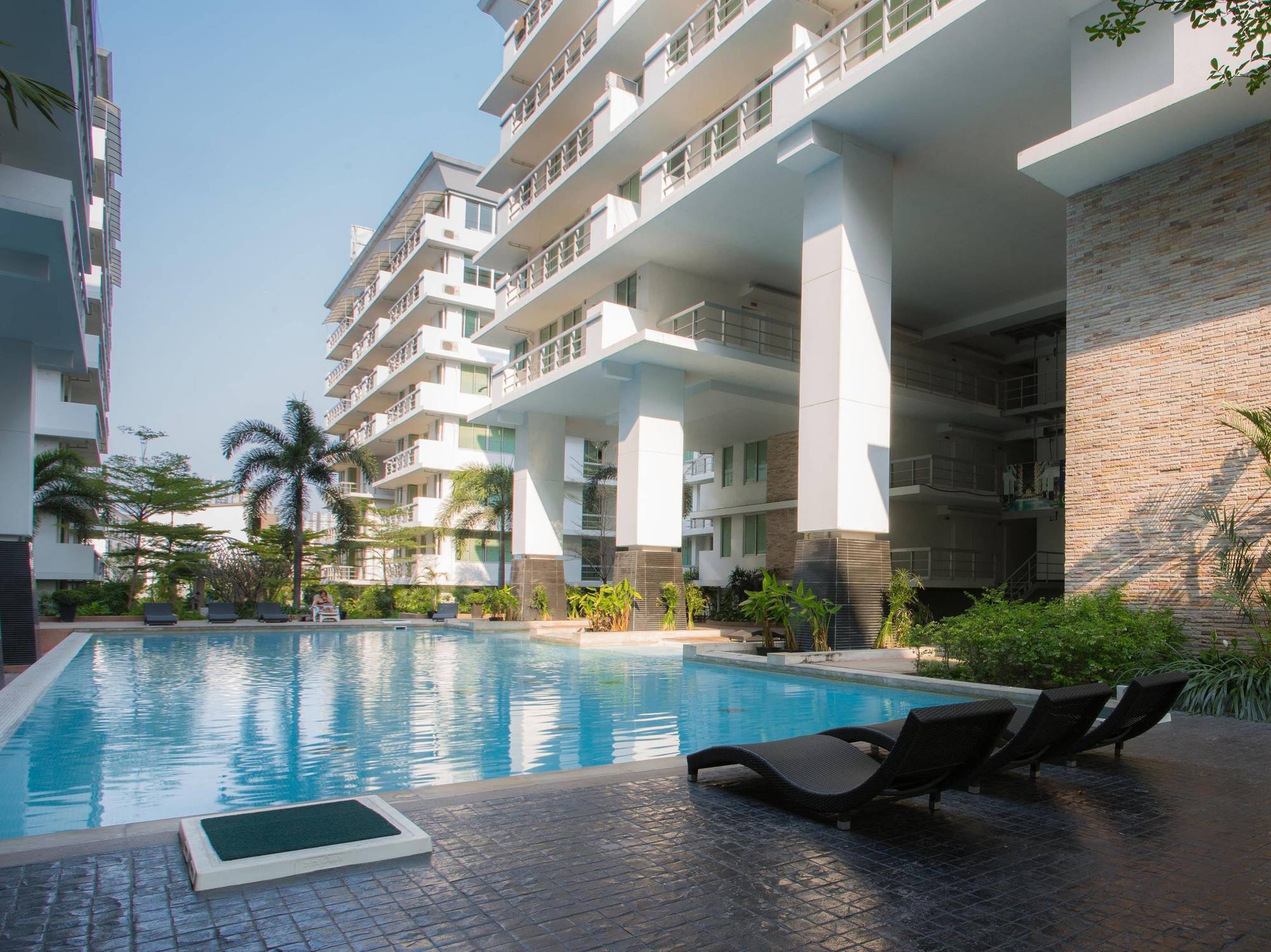 The Capital Resort @ Sukhumvit 50 Bangkok Exteriör bild The swimming pool at the complex
