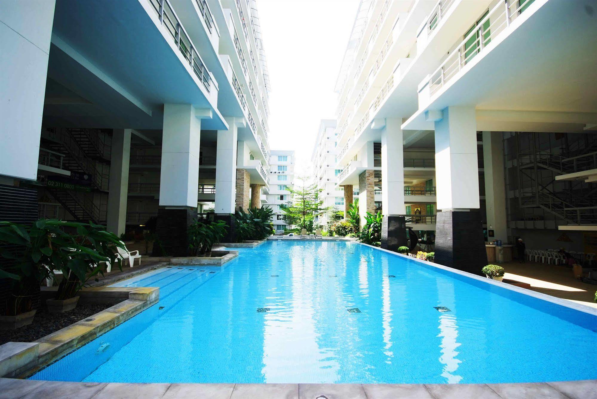 The Capital Resort @ Sukhumvit 50 Bangkok Exteriör bild The swimming pool at the 10th floor of the building