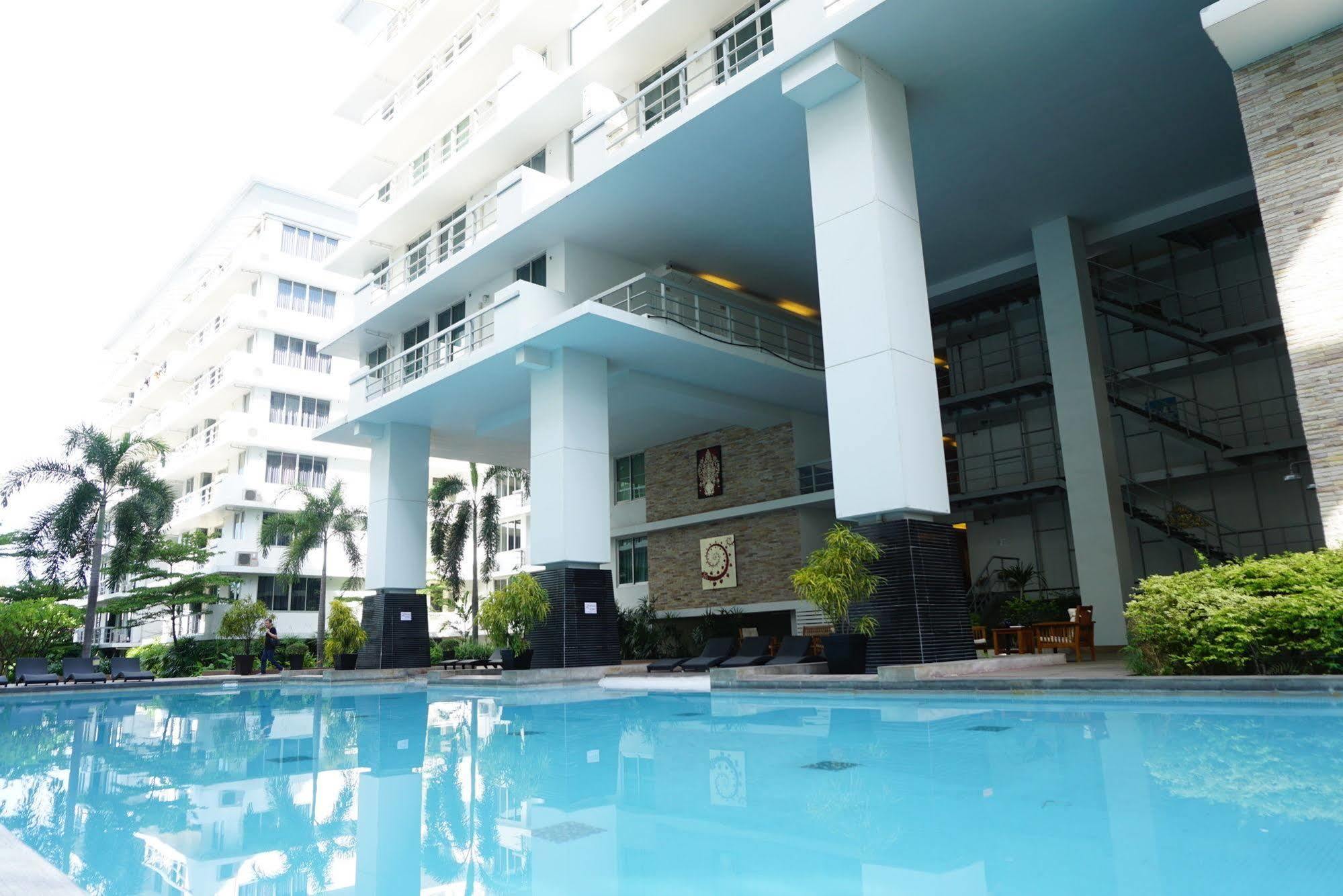 The Capital Resort @ Sukhumvit 50 Bangkok Exteriör bild The swimming pool at the 10th floor