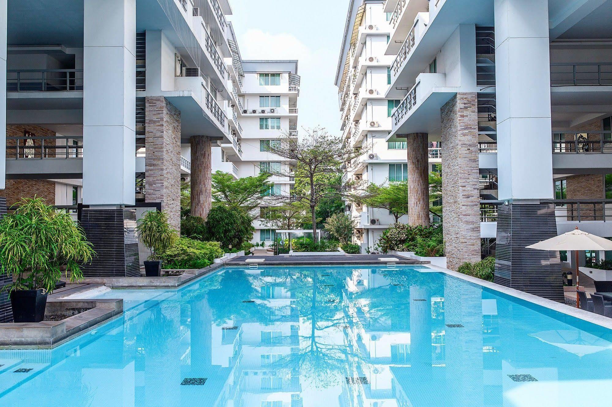 The Capital Resort @ Sukhumvit 50 Bangkok Exteriör bild The swimming pool at the hotel