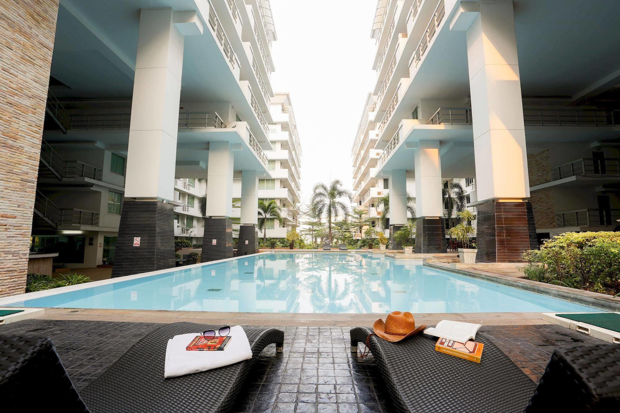 The Capital Resort @ Sukhumvit 50 Bangkok Exteriör bild The swimming pool at the complex